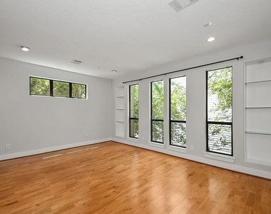1121 W 17th Street - Photo Thumbnail 8