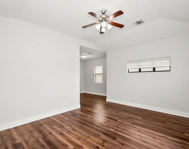 1121 W 17th Street - Photo Thumbnail 17