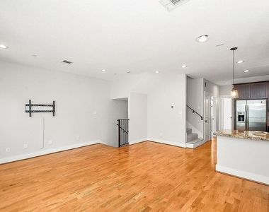 1121 W 17th Street - Photo Thumbnail 9