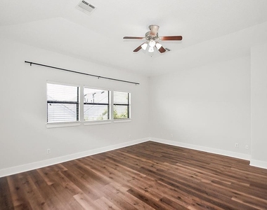 1121 W 17th Street - Photo Thumbnail 16