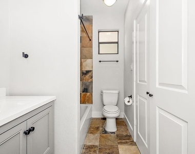 1121 W 17th Street - Photo Thumbnail 6