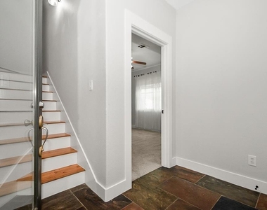 1121 W 17th Street - Photo Thumbnail 3