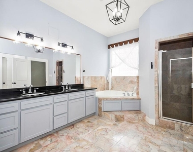1121 W 17th Street - Photo Thumbnail 19