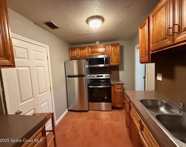 415 S Robbins Avenue - Photo Thumbnail 3