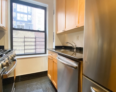 East 80th Street - Photo Thumbnail 4