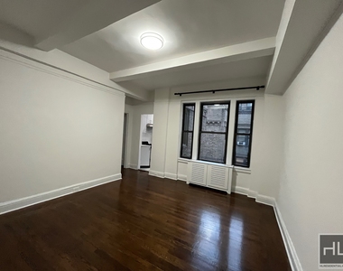 East 46 Street - Photo Thumbnail 4
