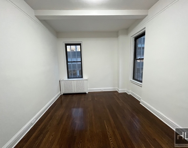 East 46 Street - Photo Thumbnail 1