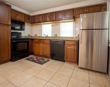 425 7th Avenue Ne - Photo Thumbnail 3