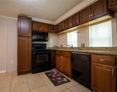 425 7th Avenue Ne - Photo Thumbnail 2