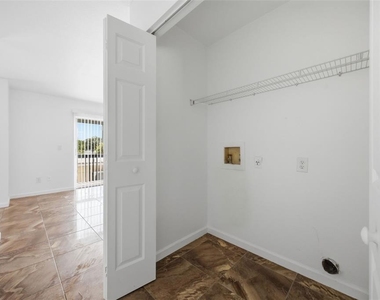 5608 S Manhattan Avenue - Photo Thumbnail 14