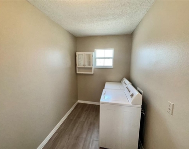 1011 Morvan Lane - Photo Thumbnail 2