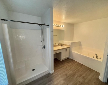1011 Morvan Lane - Photo Thumbnail 13