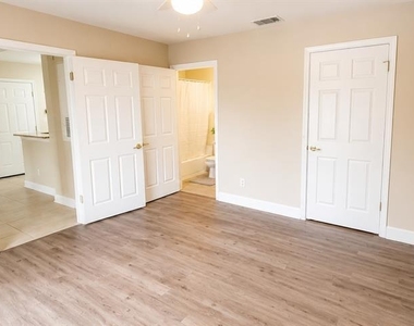 4033 Crockers Lake Boulevard - Photo Thumbnail 7