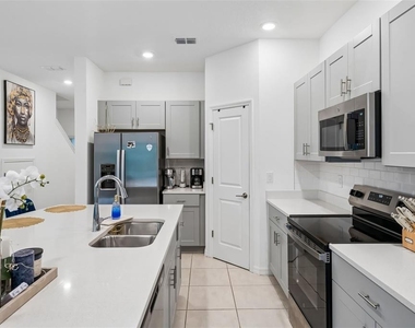 2576 Penguin Boulevard - Photo Thumbnail 8