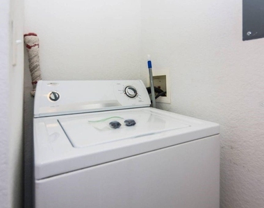 8923 Legacy Court - Photo Thumbnail 15