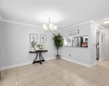 304 Northlake Drive - Photo Thumbnail 7
