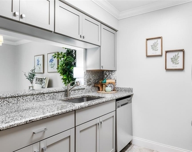 304 Northlake Drive - Photo Thumbnail 9