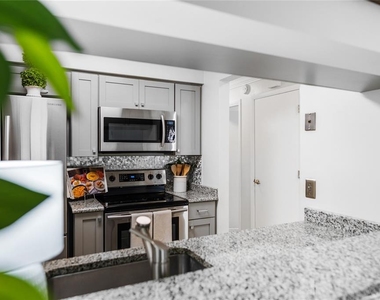 304 Northlake Drive - Photo Thumbnail 10