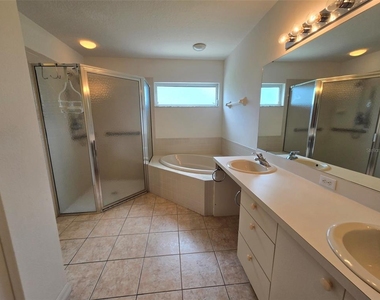 5320 Hyland Hills Avenue - Photo Thumbnail 12