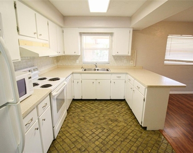 2530 Terry Lane - Photo Thumbnail 4
