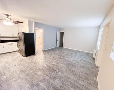 6373 Gateway Avenue - Photo Thumbnail 2