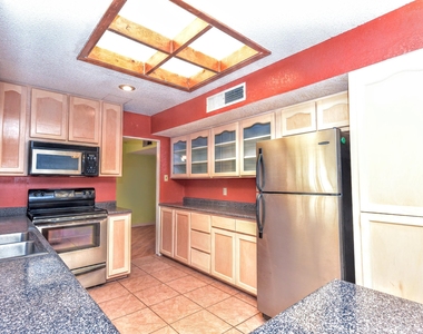 8512 Shaver Drive - Photo Thumbnail 4