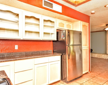 8512 Shaver Drive - Photo Thumbnail 5