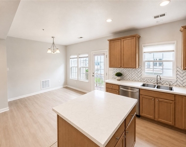 1502 Pointe View Dr - Photo Thumbnail 5