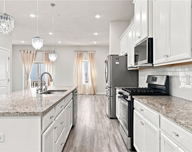 2004 Hemlock Ln - Photo Thumbnail 13