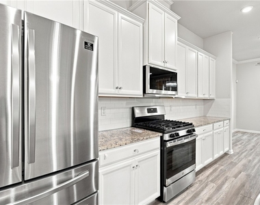2004 Hemlock Ln - Photo Thumbnail 12