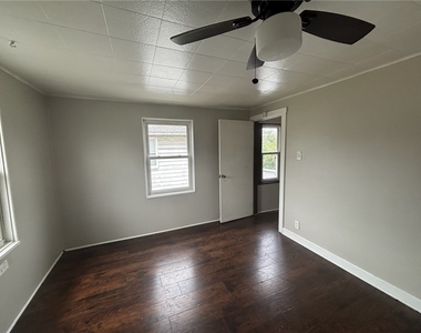 920 Vankirk St - Photo Thumbnail 5