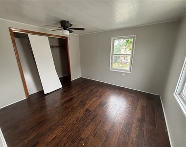 920 Vankirk St - Photo Thumbnail 4
