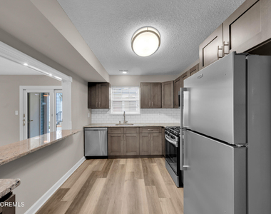 83 Tulip Lane - Photo Thumbnail 8