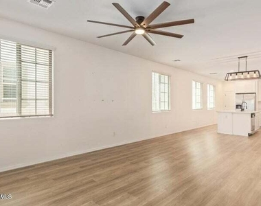1635 E Dogwood Lane - Photo Thumbnail 4