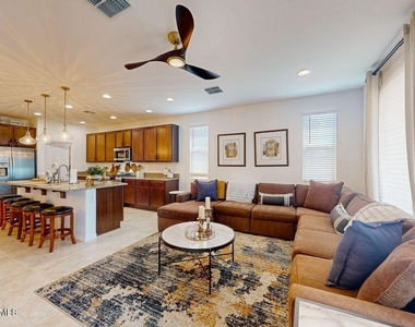 18068 W Amber Ridge Way - Photo Thumbnail 4