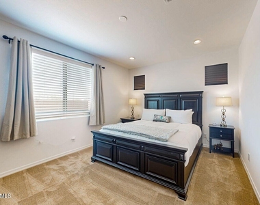 18068 W Amber Ridge Way - Photo Thumbnail 15