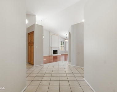225 W Vera Lane - Photo Thumbnail 4