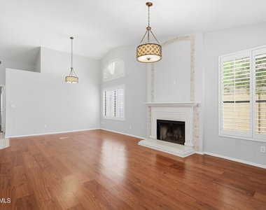 225 W Vera Lane - Photo Thumbnail 5