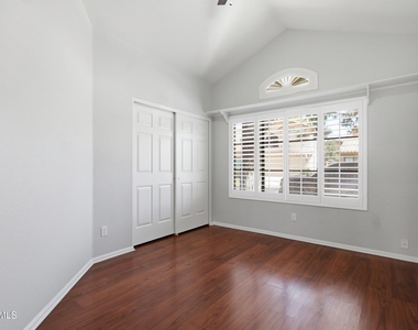 225 W Vera Lane - Photo Thumbnail 16