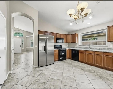 29821 N Broken Shale Drive - Photo Thumbnail 2