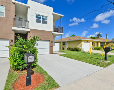460 Nw 27th Avenue - Photo Thumbnail 3