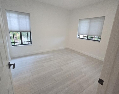 2807 Veronia Drive - Photo Thumbnail 3