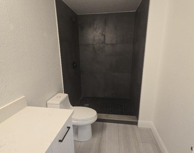 2807 Veronia Drive - Photo Thumbnail 5