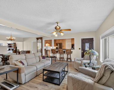 111 Vassar Drive - Photo Thumbnail 7