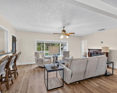111 Vassar Drive - Photo Thumbnail 5