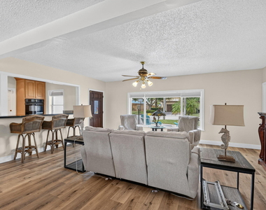 111 Vassar Drive - Photo Thumbnail 6