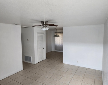 5940 Nw 16th Place - Photo Thumbnail 2