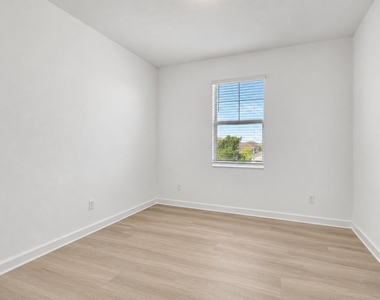 1000 Sterling Pine Place - Photo Thumbnail 56
