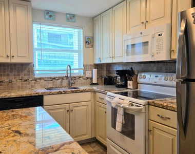 1161 Hillsboro Mile - Photo Thumbnail 3