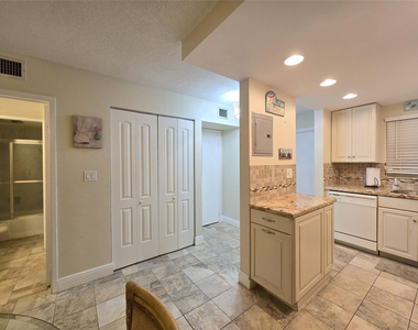 1161 Hillsboro Mile - Photo Thumbnail 40